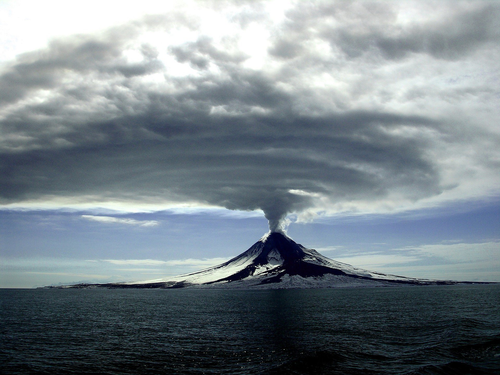 volcano-erupting-1056526_1920 (1).jpg